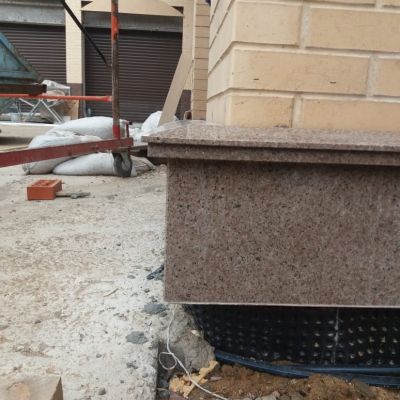 Fasad_doma_granit_1
